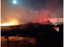 Gece evde yangın çıktı, alevlerden komşuları kurtardı