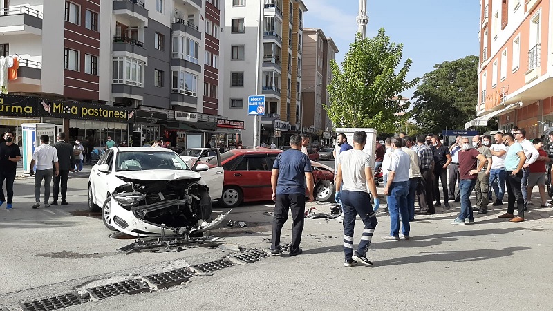 SEYİR HALİNDEKİ İKİ OTOMOBİL ÇARPIŞTI: 1 YARALI ÇARPIŞMASININ ETKİSİYLE OTOMOBİLLERDEN BİRİSİ YOL KENARINDAKİ PANOYA ÇARPTI