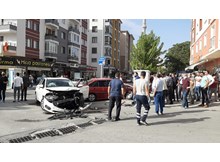 2 otomobil çarpıştı: 1 yaralı