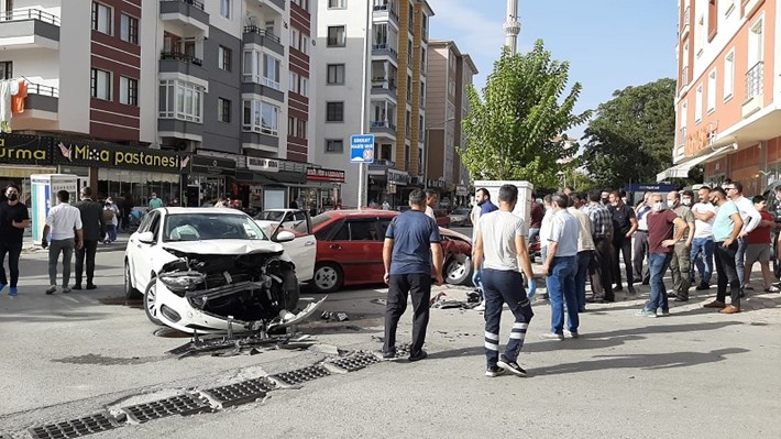 SEYİR HALİNDEKİ İKİ OTOMOBİL ÇARPIŞTI: 1 YARALI ÇARPIŞMASININ ETKİSİYLE OTOMOBİLLERDEN BİRİSİ YOL KENARINDAKİ PANOYA ÇARPTI