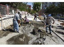 Kıbrıs Caddesi'nin tretuarları yenileniyor
