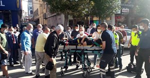Karşıdan karşıya geçen kadına otomobil çarptı