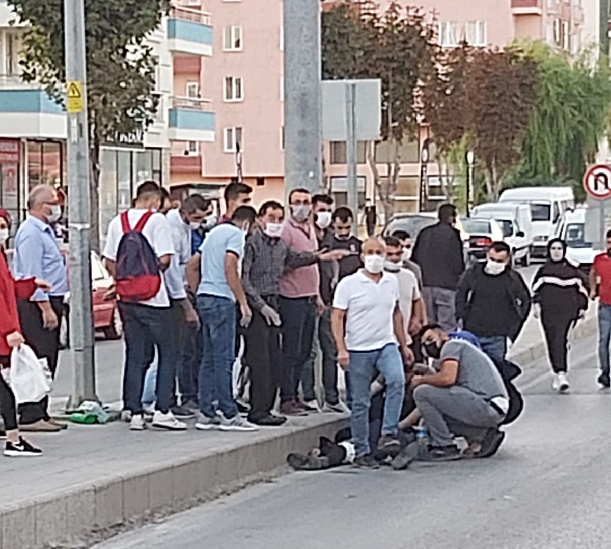 SERVİS MİNİBÜSÜNÜN ÇARPTIĞI YAŞLI KADIN HAYATINI KAYBETTİ KAZA ANI GÜVENLİK KAMERASINA YANSIDI