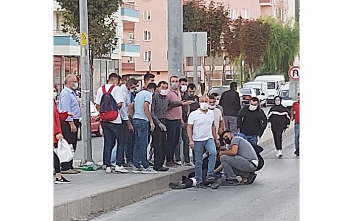 SERVİS MİNİBÜSÜNÜN ÇARPTIĞI YAŞLI KADIN HAYATINI KAYBETTİ KAZA ANI GÜVENLİK KAMERASINA YANSIDI