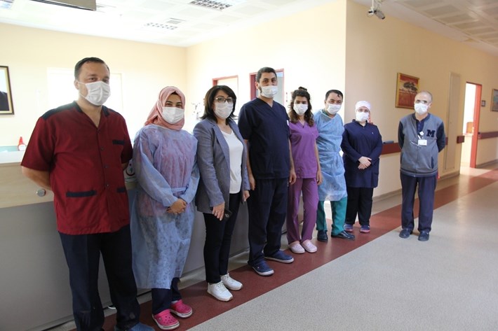 BAŞKAN ŞAHİNER'DEN SAĞLIK ÇALIŞANLARINA JEST
