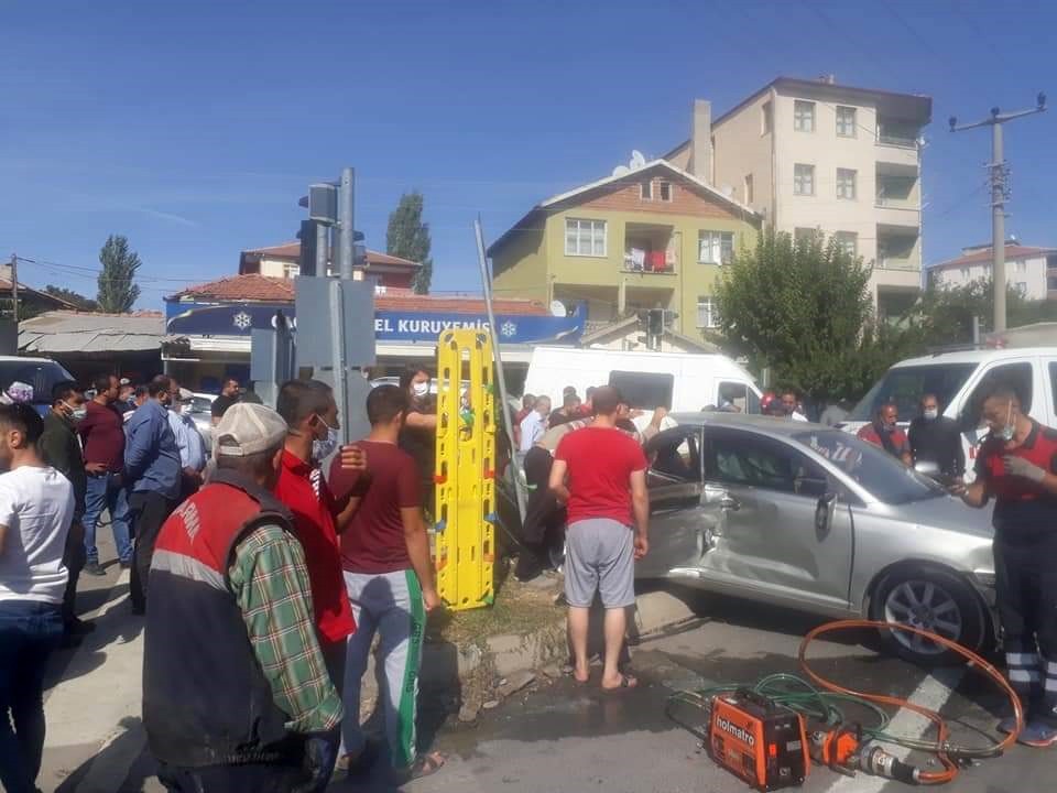 MİNİBÜS VE OTOMOBİL ÇARPIŞTI: 4 YARALI KAZA ANI SANİYE SANİYE GÜVENLİK KAMERASINA YANSIDI