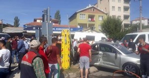 Minibüs ve otomobil çarpıştı: 4 yaralı