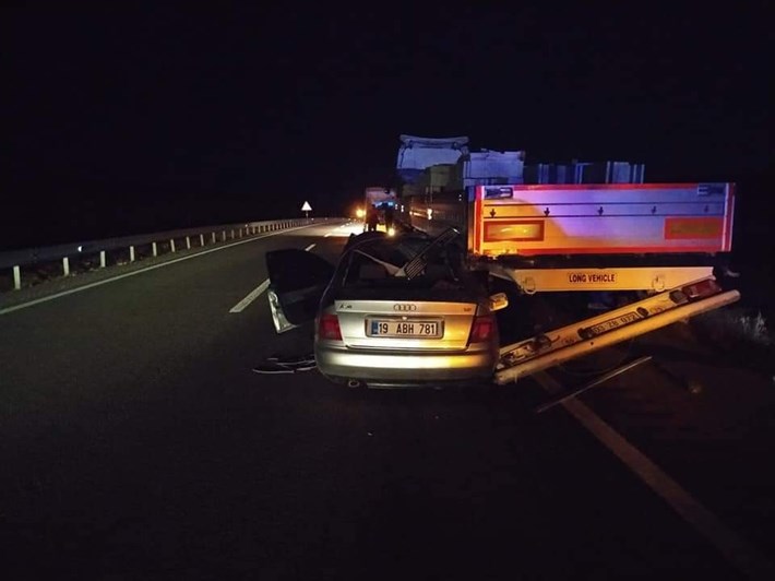 OTOMOBİL TIR'A ARKADAN ÇARPTI: 2 YARALI