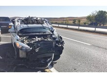 Köpeğe çarpan otomobil hurdaya döndü