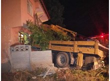 Freni boşalan vinç eve çarptı: 4 yaralı