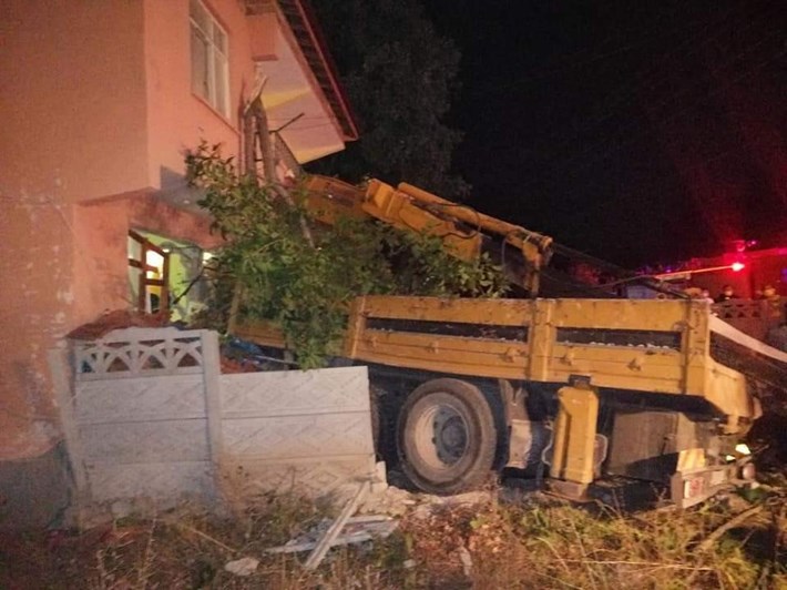 FRENİ BOŞALAN VİNÇ EVE ÇARPTI: 4 YARALI EVDE OTURAN YAŞLI ADAM ÖLÜMDEN DÖNDÜ KAZANIN ARDINDAN VİNÇTE SIKIŞAN YARALILARI İTFAİYE EKİPLERİ KURTARDI