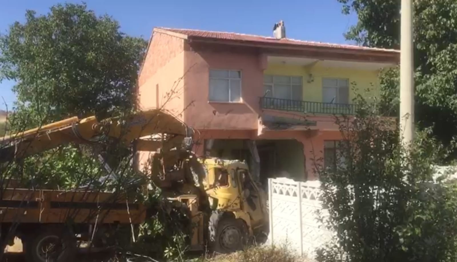 ÇORUM'DAKİ KAZANIN BOYUTU GÜN AĞARINCA ORTAYA ÇIKTI VİNÇ SÜRÜCÜSÜ KALDIRILDIĞI HASTANEDE HAYATINI KAYBETTİ OTURMA ODASINDA OTURAN EV SAHİBİ ÖLÜMDEN DÖNDÜ