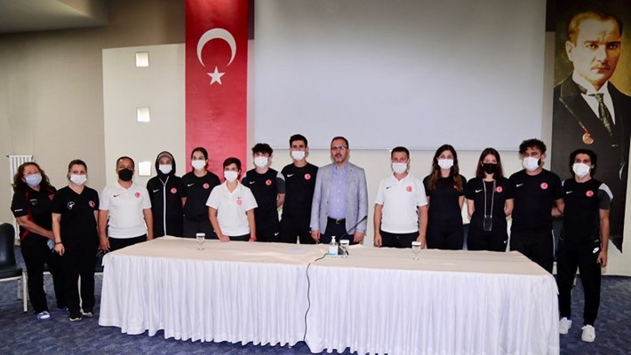 BAKAN KASAPOĞLU'NDAN PARALİMPİK MİLLİ TEKVANDO TAKIMI'NA ZİYARET GENÇLİK VE SPOR BAKANI MEHMET MUHARREM KASAPOĞLU: 