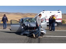 Otomobil beton bloklara çarptı: 2 yaralı