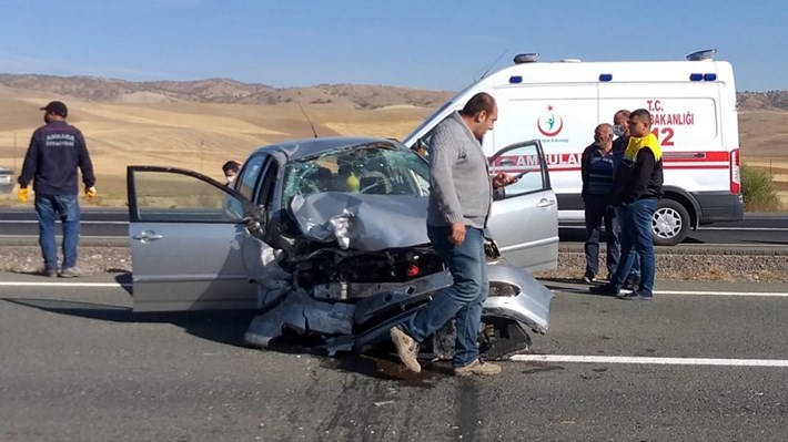 OTOMOBİL BETON BLOKLARA ÇARPTI: 2 YARALI