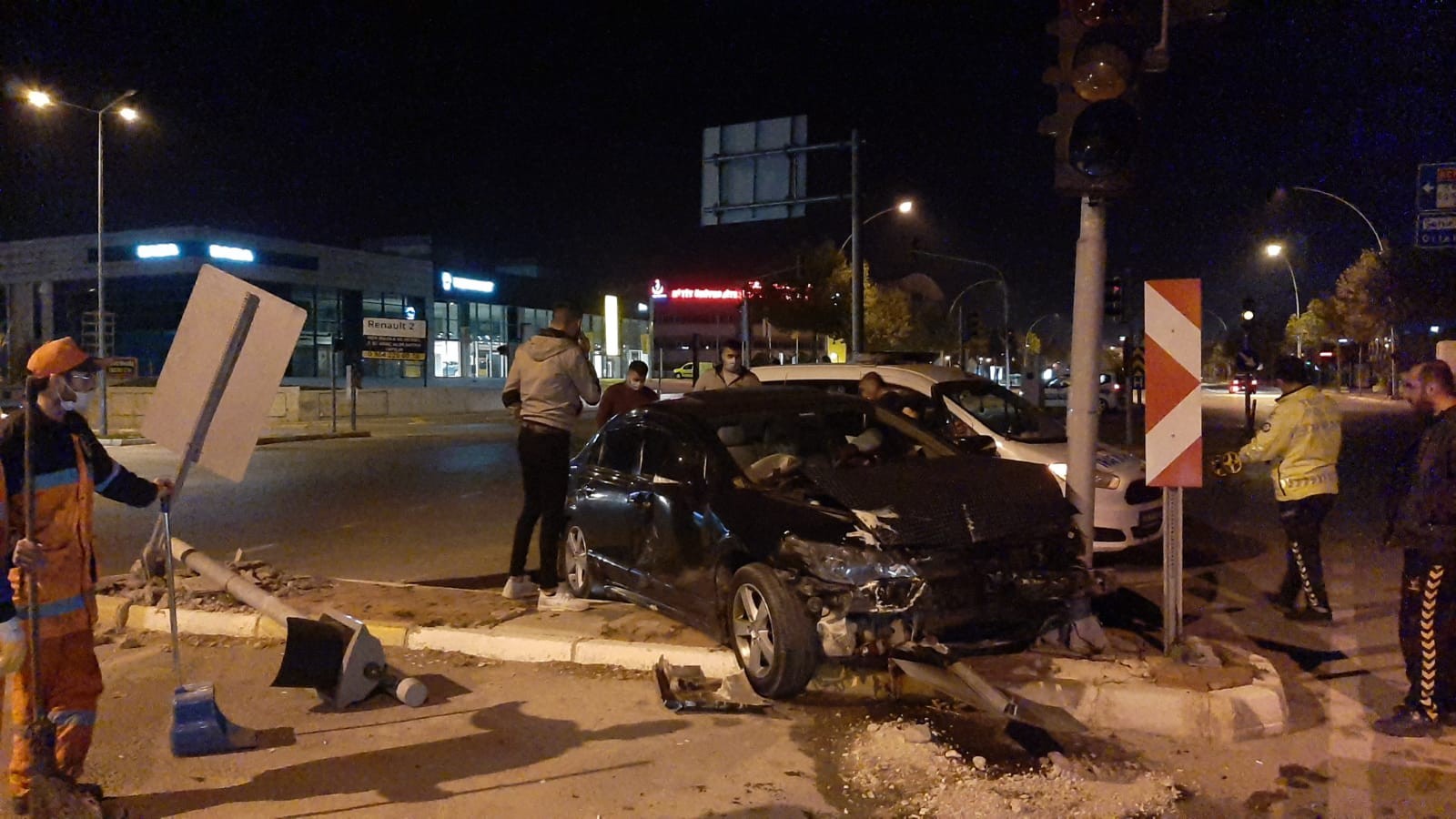 İKİ OTOMOBİL ÇARPIŞTI: 1 YARALI ÇARPIŞMANIN ETKİSİYLE KAVŞAKTA BULUNAN TRAFİK LAMBALARI İLE İŞARET LEVHALARI DEVRİLDİ