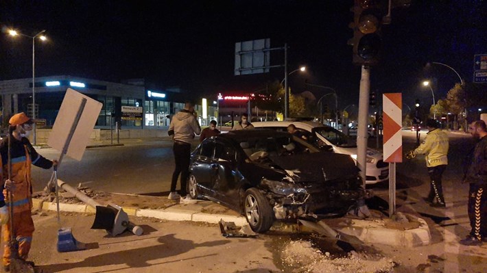 İKİ OTOMOBİL ÇARPIŞTI: 1 YARALI ÇARPIŞMANIN ETKİSİYLE KAVŞAKTA BULUNAN TRAFİK LAMBALARI İLE İŞARET LEVHALARI DEVRİLDİ