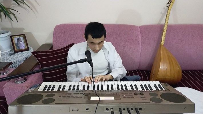 ENGELLİ GENÇ MÜZİK TUTKUSUYLA HAYATA BAĞLANDI ÇORUM'DA YAŞAYAN GÖRME VE YÜRÜME ENGELLİ MURAT COŞKUN, EĞİTİM ALMADAN ORG, SAZ, DARBUKA VE FLÜT ÇALMAYI ÖĞRENDİ 19 YAŞINDAKİ MURAT COŞKUN: 
