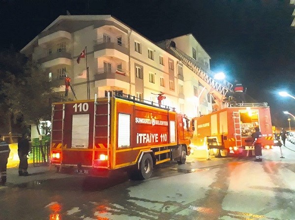 APARTMANIN HAVALANDIRMA BÖLÜMÜNDE ÇIKAN YANGIN KORKUTTU