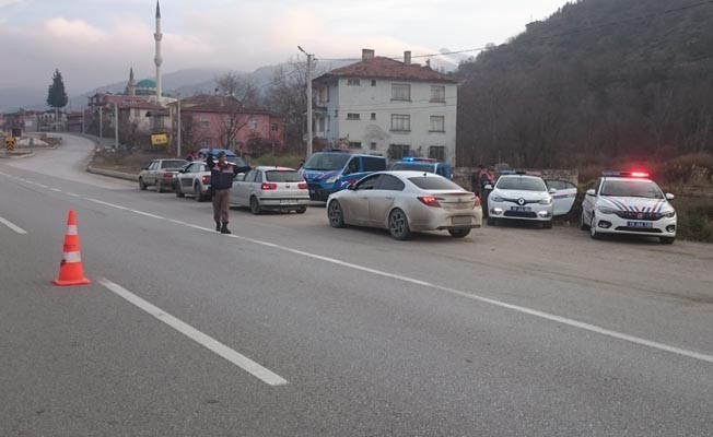KARANTİNAYA UYMAYAN 2 KİŞİ YOL KONTROLÜNDE YAKALANDI EVDE İZOLE OLMASI GEREKİRKEN ÇORUM'DA YAKALANAN 2 ŞAHIS YURDA YERLEŞTİRİLDİ