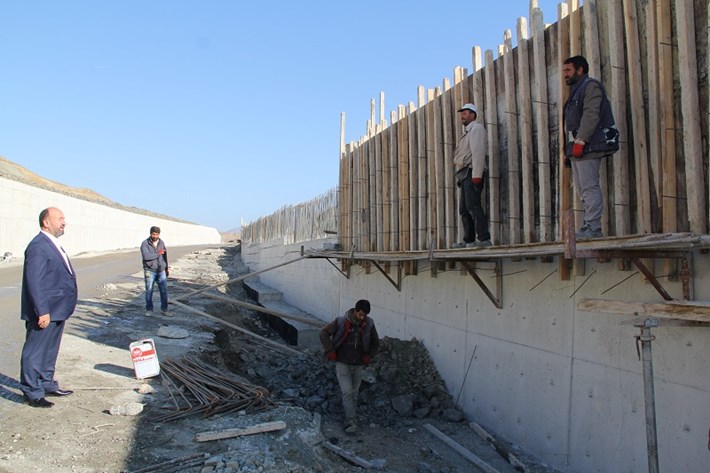 HEYELAN NEDENİYLE KAPANAN YOL TRAFİĞE AÇILIYOR