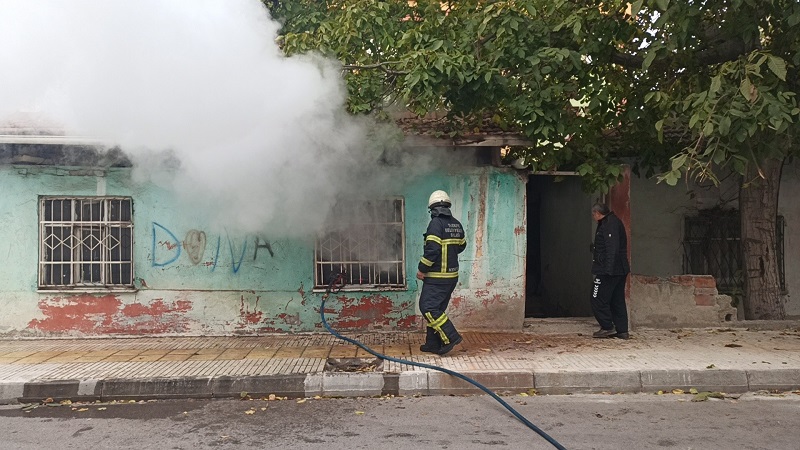 SOKAKTA YÜRÜRKEN FARK ETTİĞİ YANGINDA FACİAYI ÖNLEDİ YANGINA UYKUDA YAKALANAN AİLEYİ UYANDIRARAK DIŞARI ÇIKARDI