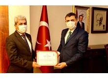 Vali Çiftçi’den Emniyet Müdürü Gülser’e ödül