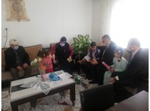 Ceylan ve Ahlatcı, çocukları tablet ve oyuncakla sevindirdi