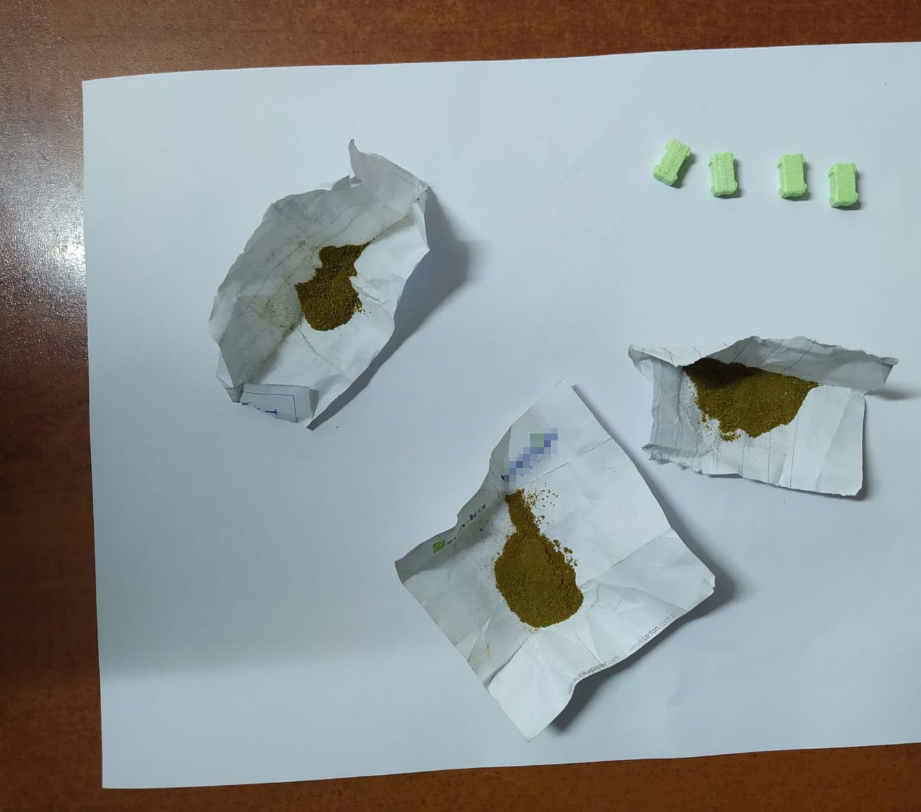 SOKAĞA ÇIKMA KISITLAMASINDAN KAÇTILAR UYUŞTURUCUYLA YAKALANDILAR