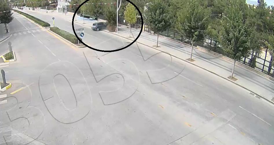 ÇORUM'DA İLGİNÇ KAZA, AĞAÇLARA ÇARPARAK DURABİLDİ KONTROLDEN ÇIKAN OTOMOBİL AĞACI DEVİRDİ