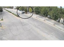 Kontrolden çıkan otomobil ağacı devirdi