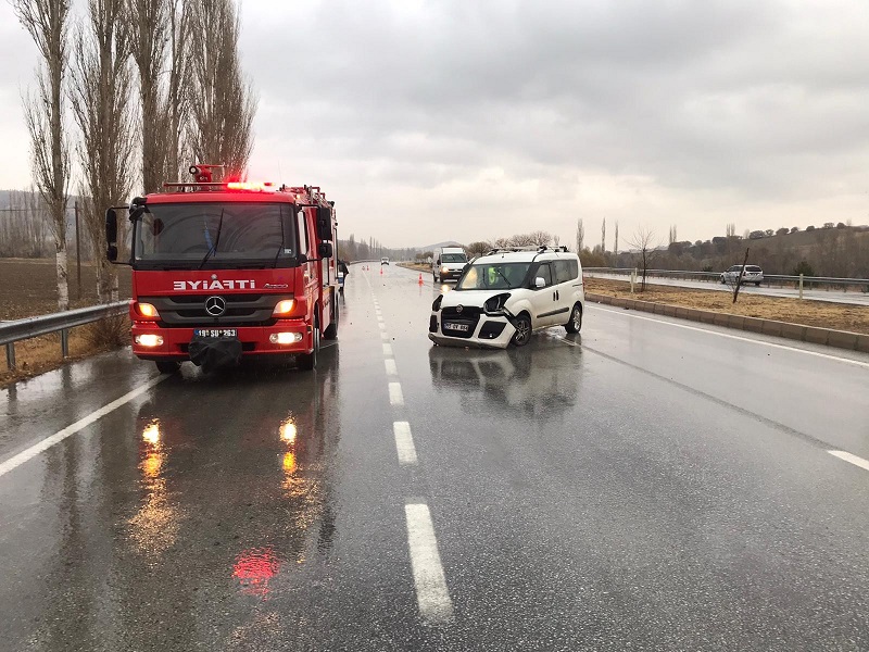 KAYGANLAŞAN YOLDA HAFİF TİCARİ ARAÇ TAKLA ATTI: 1 YARALI