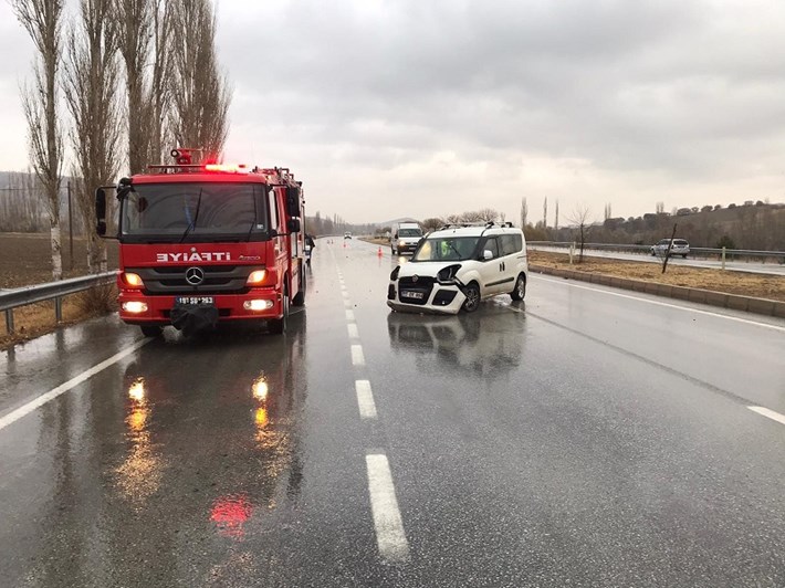 KAYGANLAŞAN YOLDA HAFİF TİCARİ ARAÇ TAKLA ATTI: 1 YARALI