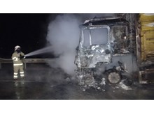 Pancar yüklü kamyon alev alev yandı