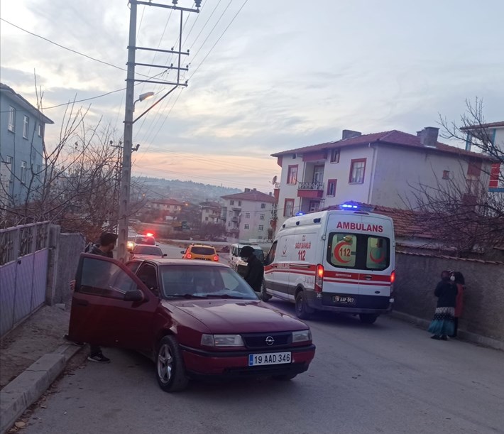 İKİ OTOMOBİL ÇARPIŞTI: 2 YARALI