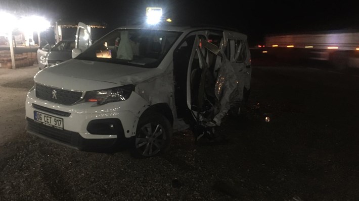 KIRIKKALE'DE İKİ OTOMOBİL ÇARPIŞTI: 1 YARALI OTOMOBİLİYLE KAZA YAPAN ALKOLLÜ SÜRÜCÜ YARALANDI