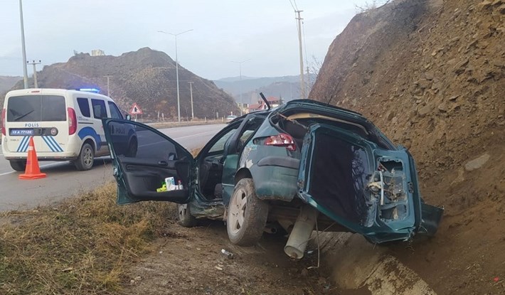 TAKLA ATAN OTOMOBİL HURDAYA DÖNDÜ: 1 YARALI