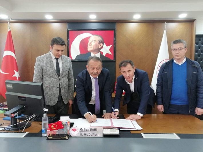 ÇORUM'DA TÜRKİYE'YE ÖRNEK OLACAK PROJE İÇİN İMZALAR ATILDI BAKANLIK TARAFINDAN ONAYLANAN PROJE KAPSAMINDA ÜCRETSİZ SUNİ TOHUMLAMA HİZMETİ VERİLECEK İKİ YIL BOYUNCA UYGULANACAK PROJEDE HEDEF GENETİĞİ YÜKSEK IRKLAR ELDE ETMEK