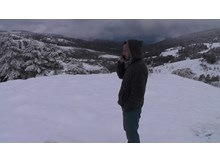 Telefonla konuşmak için tepeye çıkıyorlar