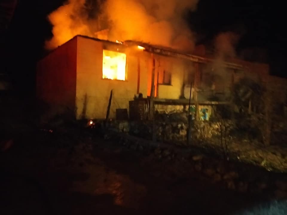 OSMANCIK'TA BACA KIVILCIMI YANGIN ÇIKARDI, 3 KİŞİLİK AİLE EVSİZ KALDI