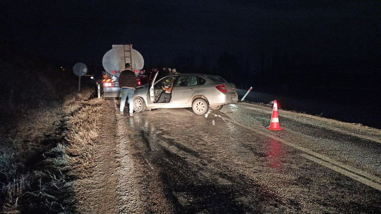 OTOMOBİL İLE TANKER KAFA KAFAYA ÇARPIŞTI: 2 YARALI KAZADA ARAÇ İÇERİSİNDE SIKIŞAN BİR KİŞİ İTFAİYE EKİPLERİ TARAFINDAN KURTARDI