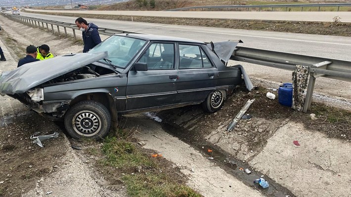 OTOMOBİL SU KANALINA DEVRİLDİ: 1 YARALI