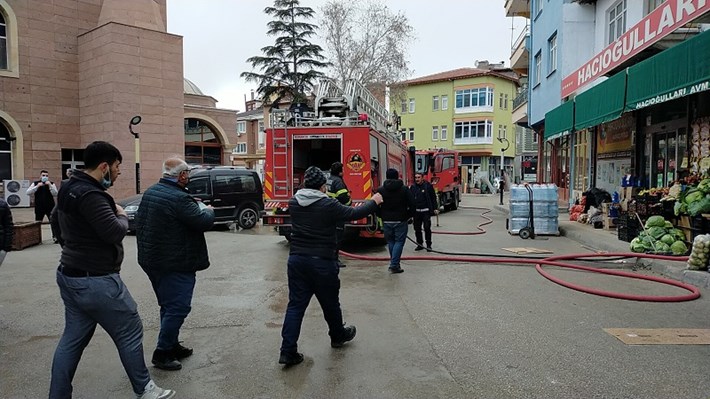 OSMANCIK'TA MARKET YANGINI KISA SÜREDE MÜDAHALE EDİLEN YANGIN BÜYÜMEDEN KONTROL ALTINA ALINDI