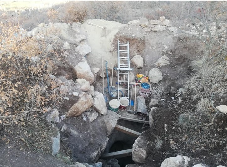 ÇORUM'DA KAÇAK KAZI 2 KİŞİ SUÇÜSTÜ YAKALANDI