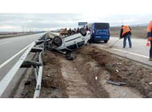 Bariyerlere çarpan otomobil refüje devrildi: 1 yaralı