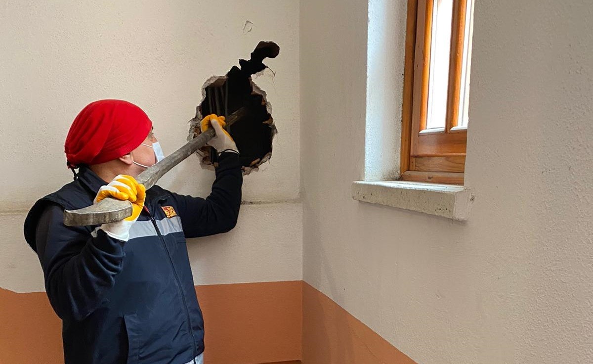 APARTMAN BOŞLUĞUNA DÜŞEN KEDİYİ İTFAİYE EKİBİ KURTARDI