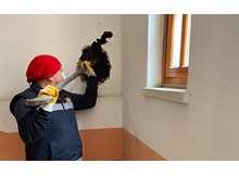 Apartman boşluğuna düşen kediyi itfaiye kurtardı