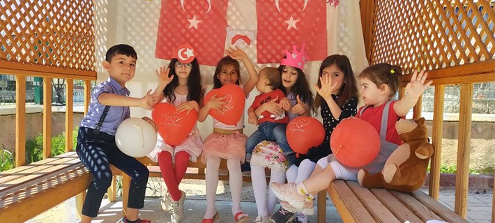 APARTMAN BAHÇESİNDE 23 NİSAN'I KUTLADILAR