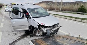 Araç kaldırıma çarptı: 2 yaralı