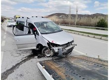 Araç kaldırıma çarptı: 2 yaralı